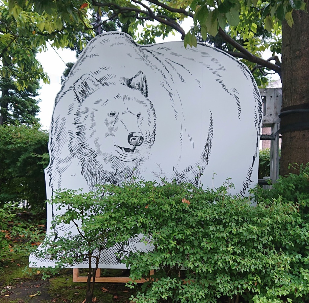 ゴールデンカムイ展ホッキョクグマのイラストパネルの画像。