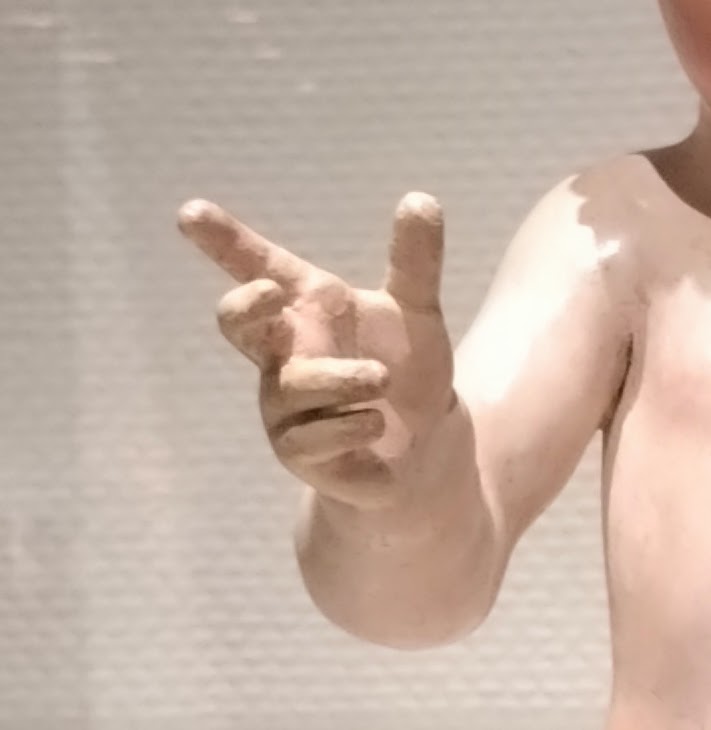 『幼児キリストの勝利』のキリストの手の写真。完全に『じゃんけんぜんぶ』
